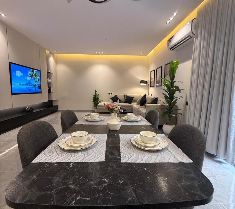 Al Izdihar Apartment | Jacuzzi Retreat Spacious & Patio