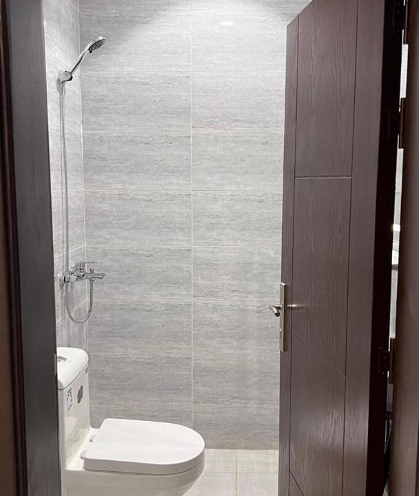 Al Kura Apartment | شقة غرفتين نوم وصالة ومطبخ صغير ودورتين مياه في حي الحمدانية j15