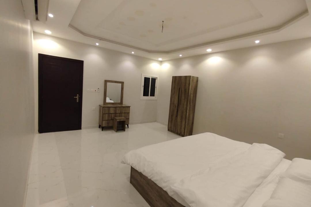 Al Kura Apartment | شقة فاخرة بغرفة نوم ودورة مياه j13