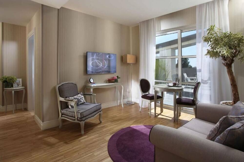 Photo of Livingroom in Sari Street