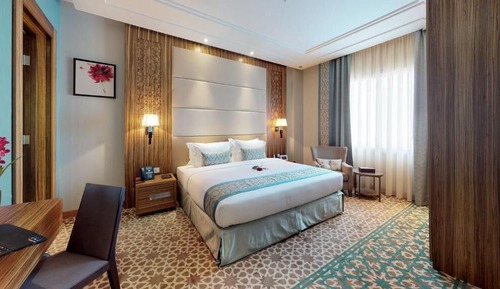 Large Premier King One Bedroom Apartment