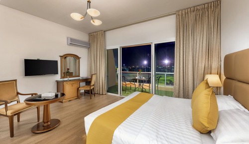 Studio, 1 King Bed, Balcony, Garden View