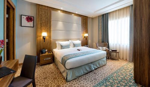 Large Premier King One Bedroom Apartment 