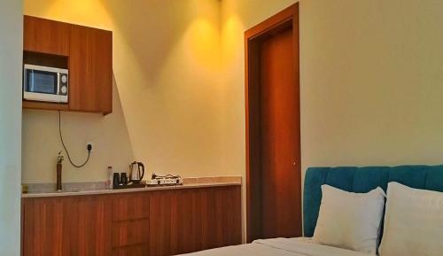 Deluxe Double Room with Side Sea View