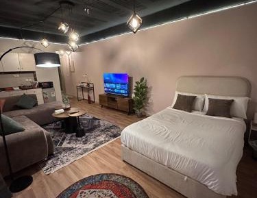Deluxe Studio