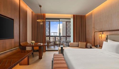 Deluxe King Room with Partial Sea View and Murjana Waterpark Access