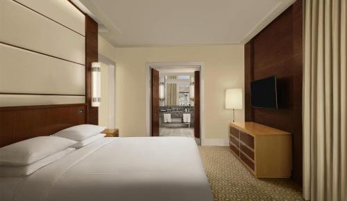 Deluxe King Suite with Haram View - Lounge Access