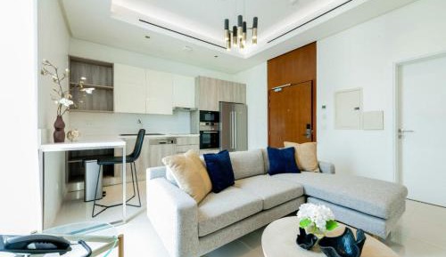 Studio Apartment with One Queen Bed and City View