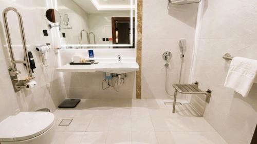King Room with Roll-In Shower - Disability Access
