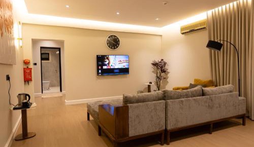 Deluxe Queen Suite