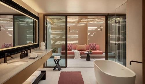 Deluxe Pool Suite