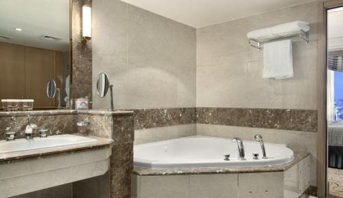 Royal Suite Partial Kaaba View - VIP Lounge Access