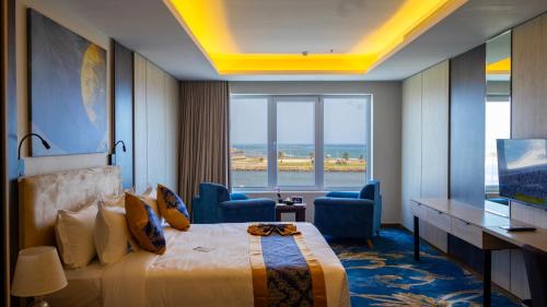 Deluxe Double Room with Side Sea View