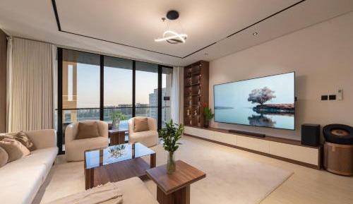 Four-Bedroom Apartment with Lake View