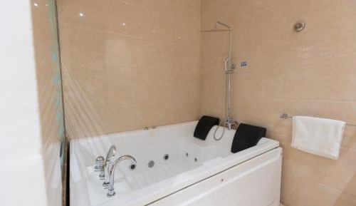 Deluxe Suite with Spa Bath