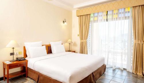 One Bedroom Suite with Balcony Sea View