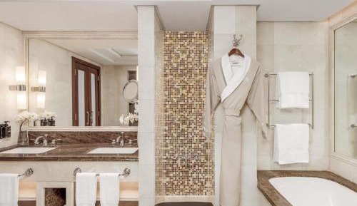  Deluxe One Bedroom Suite Partial Kaaba View