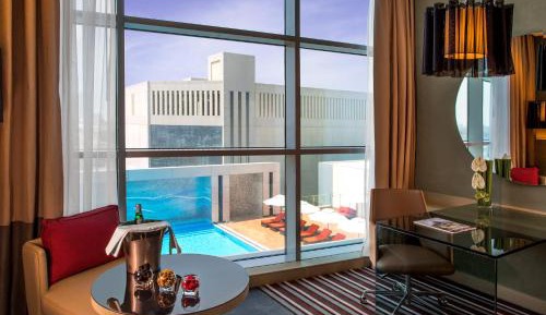 Corner Suite with Lounge Access – King Bed