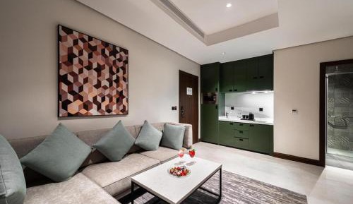 Deluxe Queen Suite