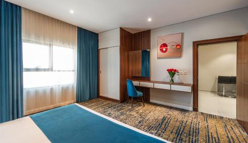 Queen Suite with Spa Bath