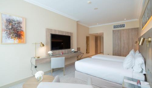 Superior Twin Room with Partial Kaaba View