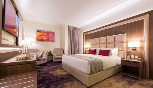 1 King Bed Business Suite With Jacuzzi