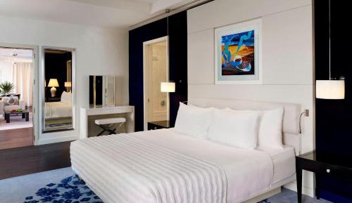 Diplomatic King Suite with Balcony and Club Lounge Access