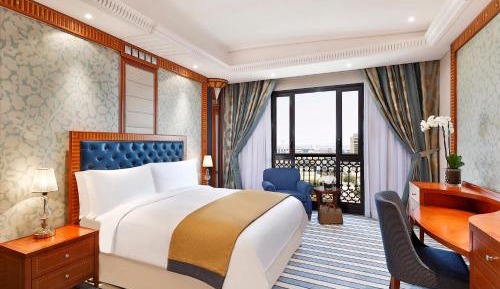 One-Bedroom Junior King Suite with City View