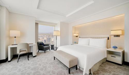 Deluxe Suite City View
