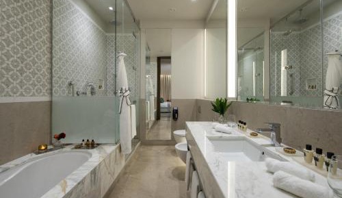 Junior Suite, 1 King, City view