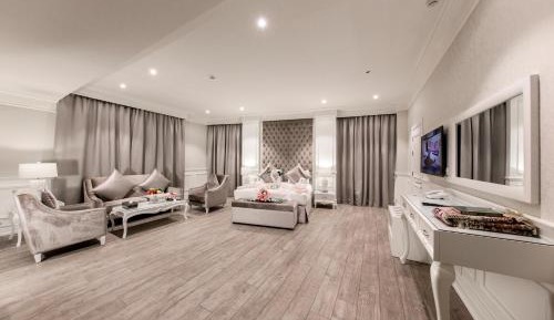 Executive Suite with Balcony