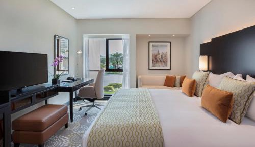 1 King Standard Pool View Lounge Access