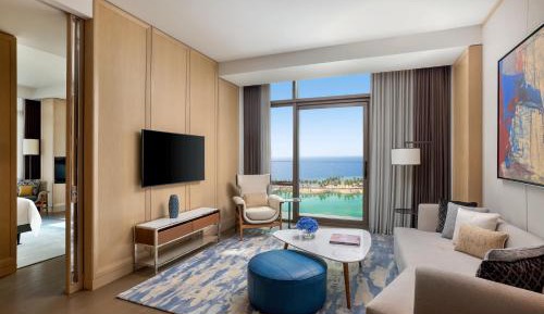 Horizon Suite Sea and City View King With Balcony