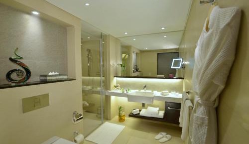 One-Bedroom King Suite - Smoking