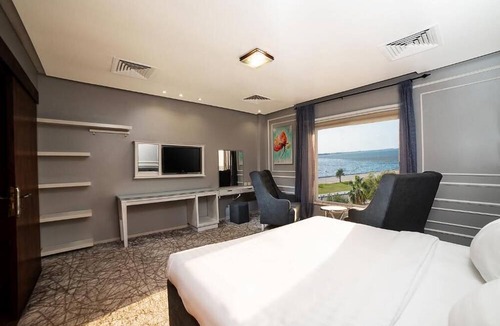 Al Hamra Hotel | Golden Garden Al Corniche Hotel