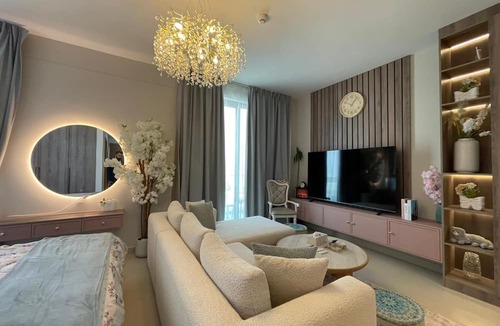 Muharraq Apartment | Stylish Studio Apartment with Kitchen, TV Lounge & Dining Space