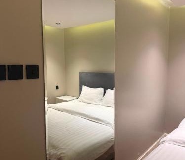 Al Izdihar Apartment | غرفة وصاله فندقيه فاخره