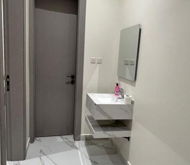 Unaizah Apartment | شقة بصالة فاخرة وغرفة نوم