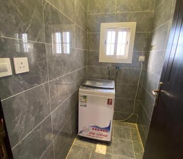 Al Kura Apartment | شقة ثلاث غرف نوم وصالة ومطبخ ودورتين مياه بحي الحمدانية j12