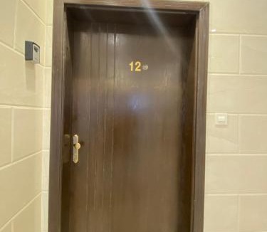 Al Kura Apartment | شقة ثلاث غرف نوم وصالة ومطبخ ودورتين مياه بحي الحمدانية j12