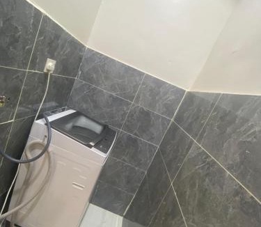 Al Kura Apartment | شقة راقية بغرفة نوم ودورة مياه في حي الحمدانية j9