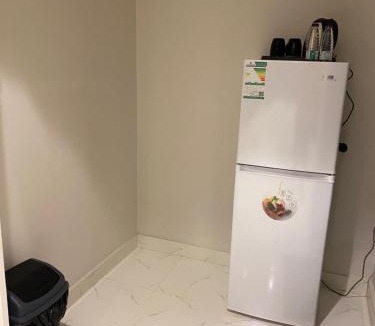 Al Kura Apartment | شقة راقية بغرفة نوم ودورة مياه في حي الحمدانية j9