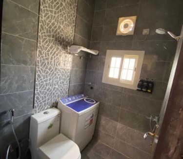 Al Kura Apartment | شقة فاخرة غرفتين ودورة مياه في حي الحمدانية j10