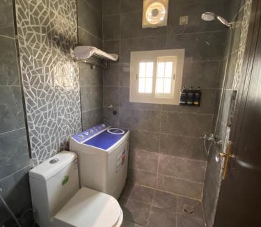 Al Kura Apartment | شقة فاخرة غرفتين ودورة مياه في حي الحمدانية j10