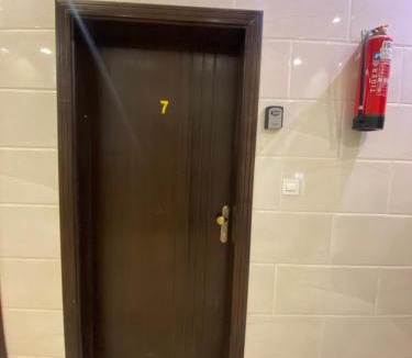Al Kura Apartment | شقة غرفة نوم واسعة ودورة مياه في الحمدانية j7