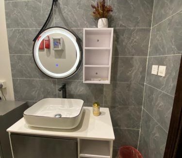 Al Kura Apartment | شقة غرفة نوم واسعة ودورة مياه في الحمدانية j7