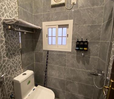 Al Kura Apartment | شقة غرفة نوم واسعة ودورة مياه في الحمدانية j7