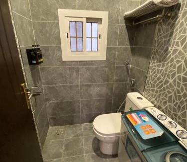 Al Kura Apartment | شقة راقية بغرفة نوم ودورة مياه في حي الحمدانية j8