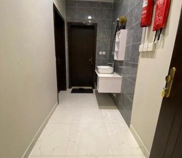 Al Kura Apartment | شقة راقية بغرفة نوم ودورة مياه في حي الحمدانية j8