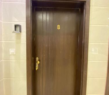 Al Kura Apartment | شقة راقية بغرفة نوم ودورة مياه في حي الحمدانية j8